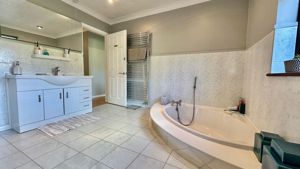 Property photo 3 of 42