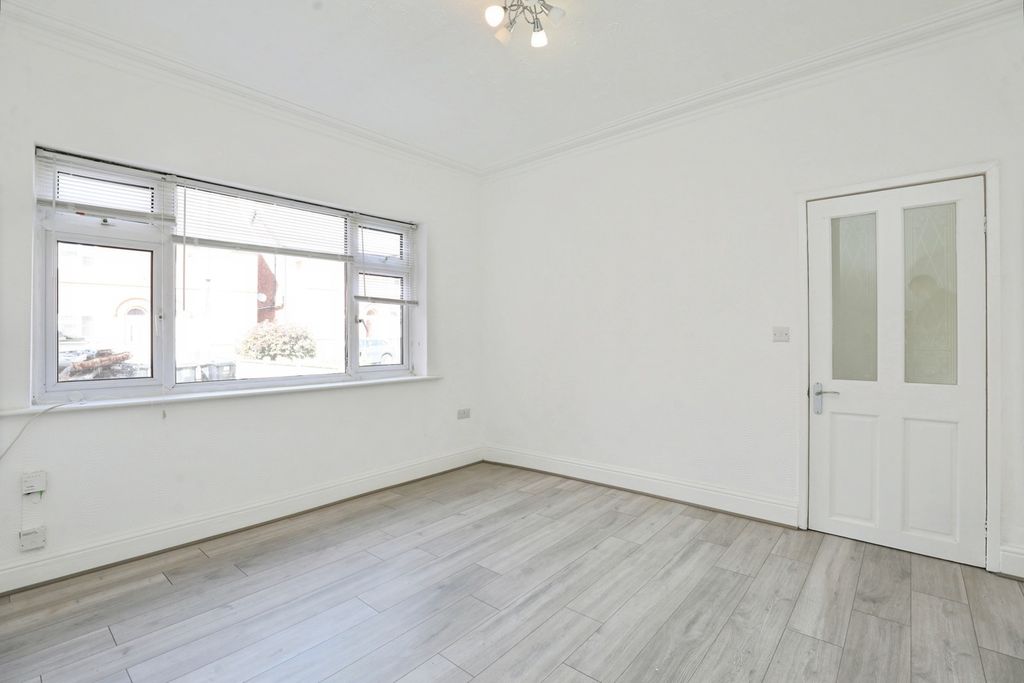 Property photo 3 of 19 Pbox-Img.Jpg