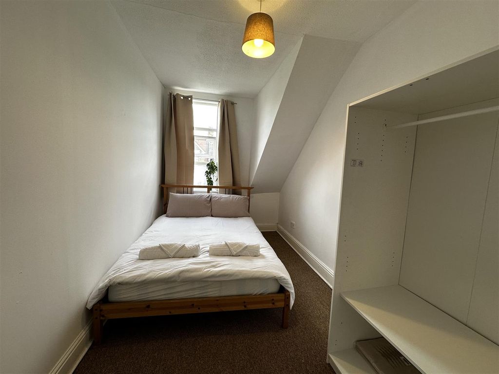 Property photo 2 of 11 Bedrooom