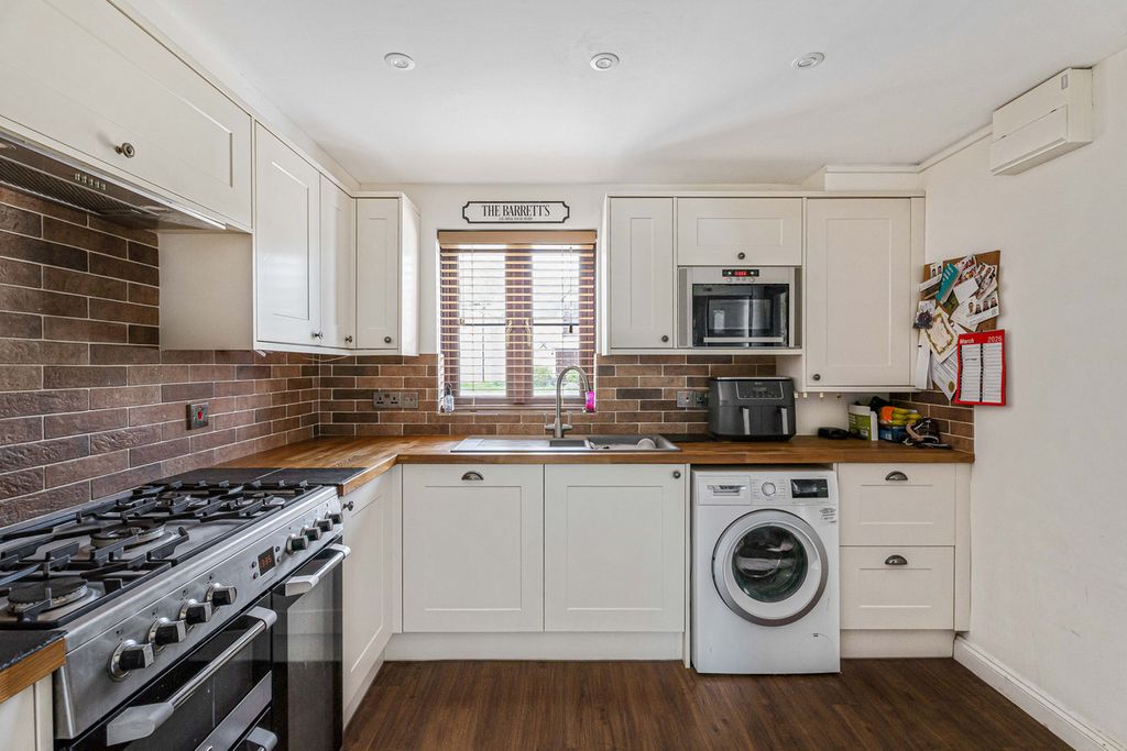 Property photo 2 of 31