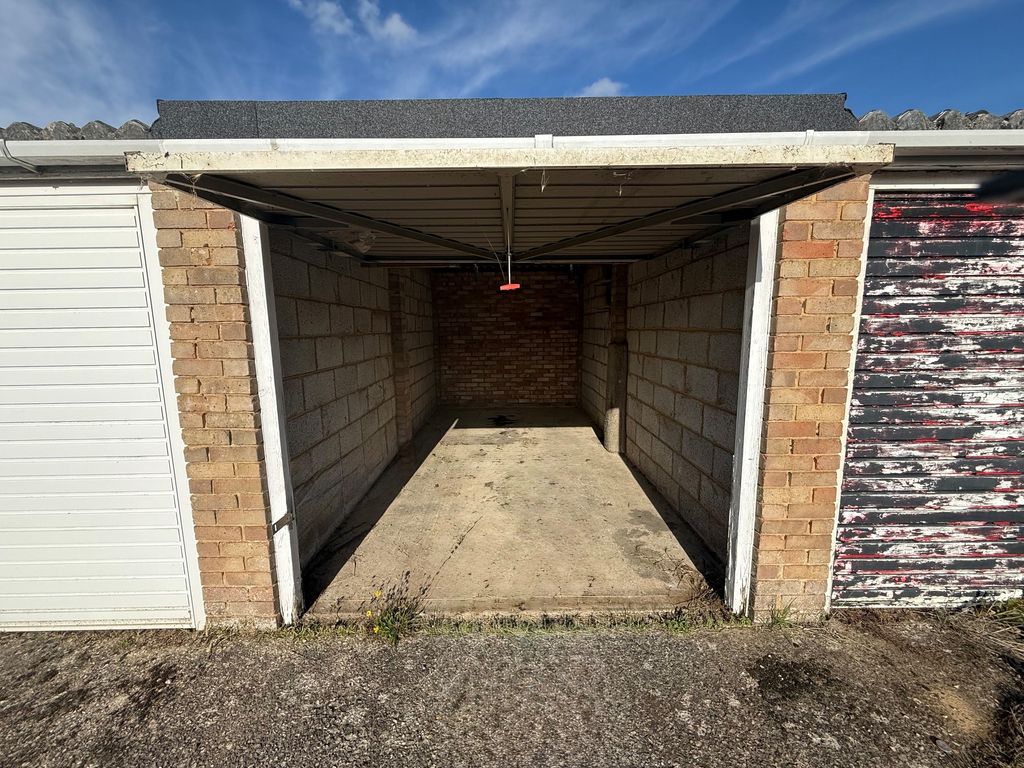 Property photo 3 of 5 Garage The Cape 2