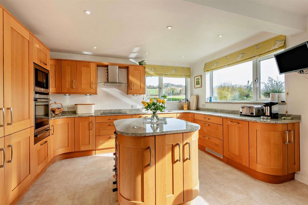 Property photo 2 of 23 8678881-Interior07-800.Jpg