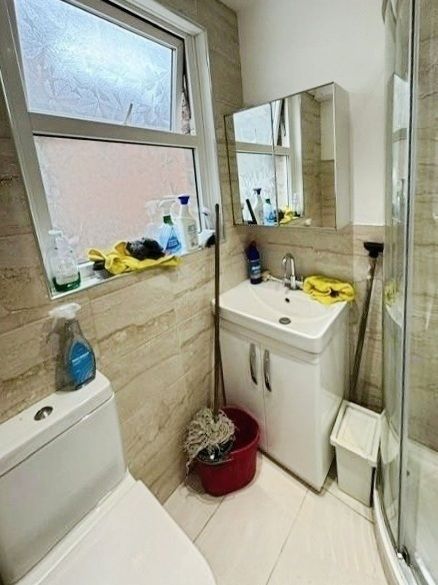Property photo 3 of 17 Pbox-Bathroom-343457.Jpg