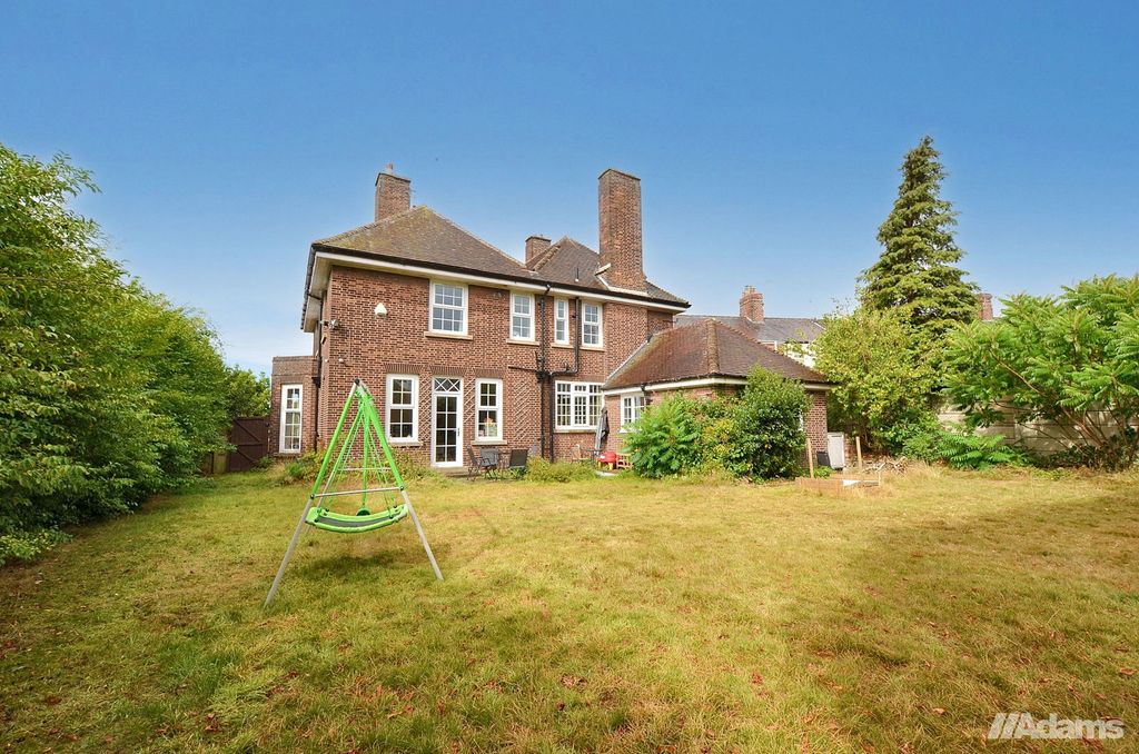 Property photo 2 of 27