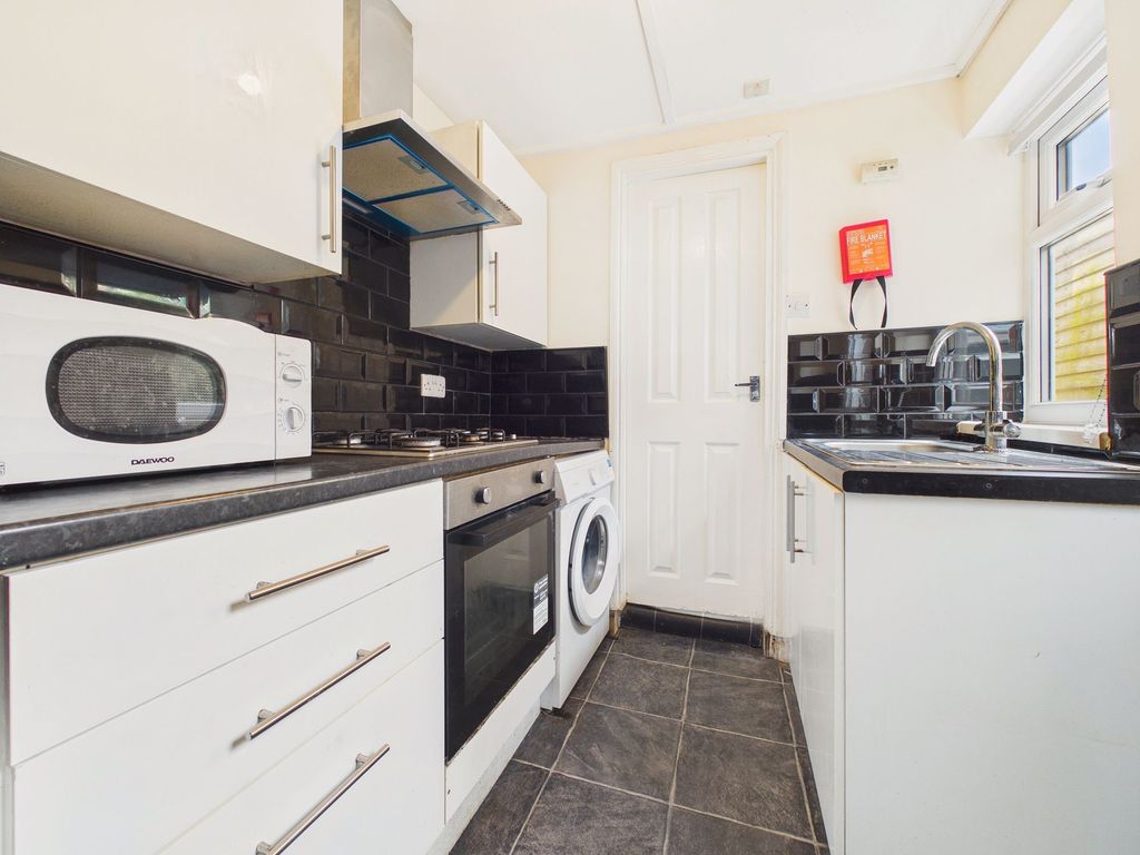 Property photo 3 of 7 Kitchen