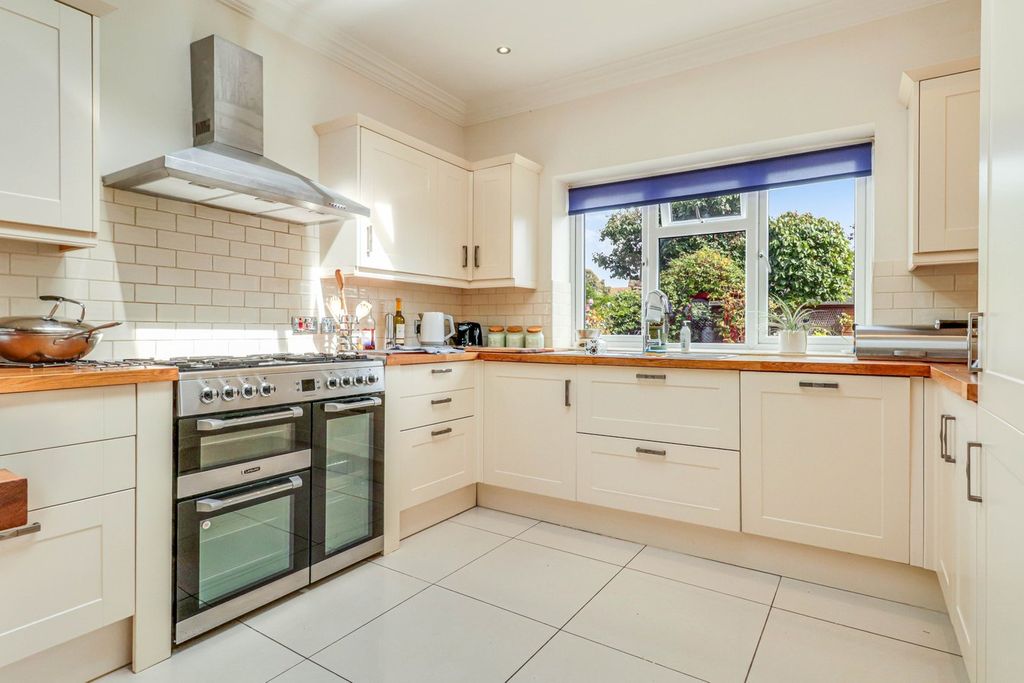 Property photo 2 of 23