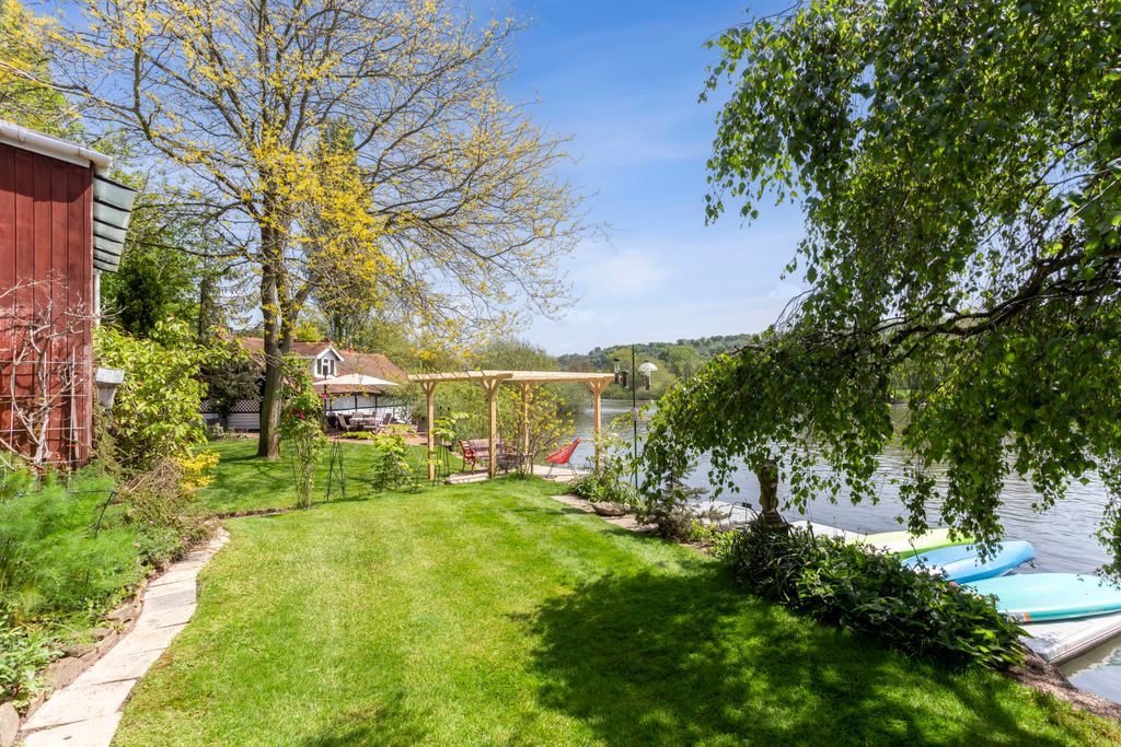 Property photo 2 of 15 Gardens