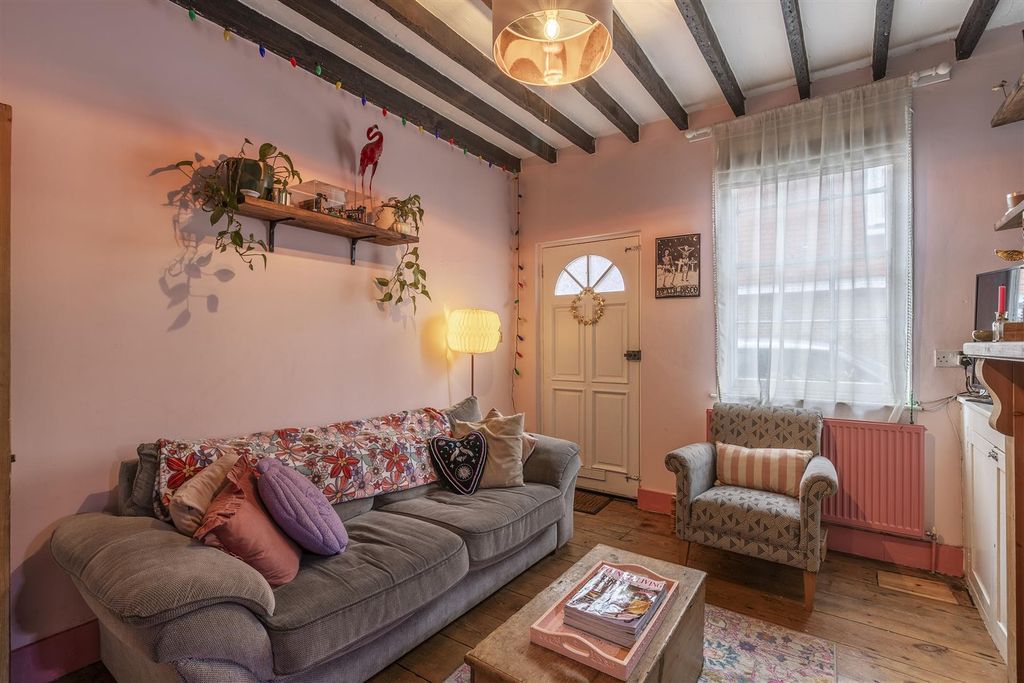 Property photo 3 of 20 Lounge