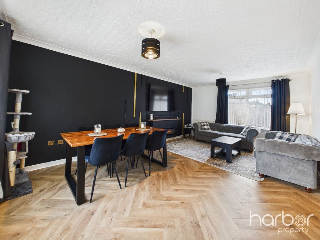 Property photo 2 of 15 4679663