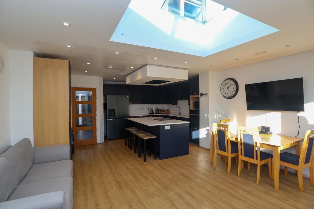 Property photo 2 of 12 Kitchen