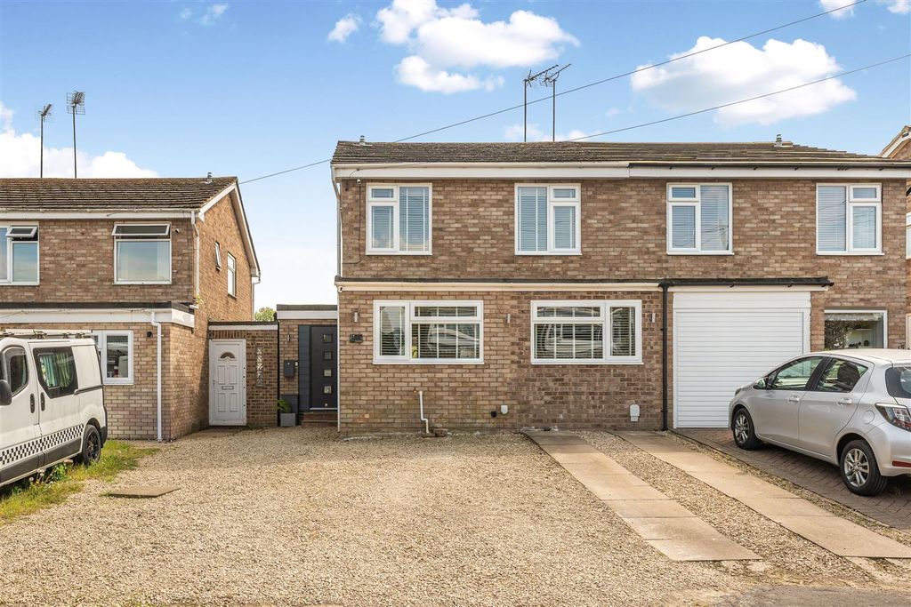 Property photo 1 of 24 17 Thornhill, Chacombe-2.Jpg