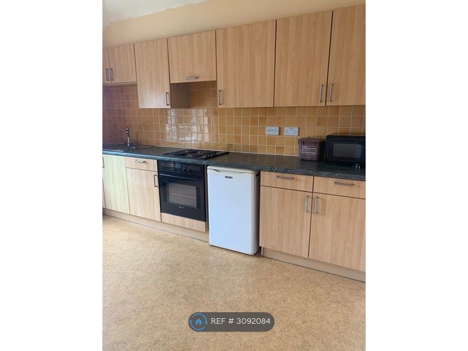 Property photo 3 of 13 Kitchen W Cooker&amp;Hob, Fridge, Washing Machine