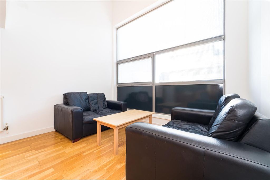 Property photo 3 of 16 Lounge