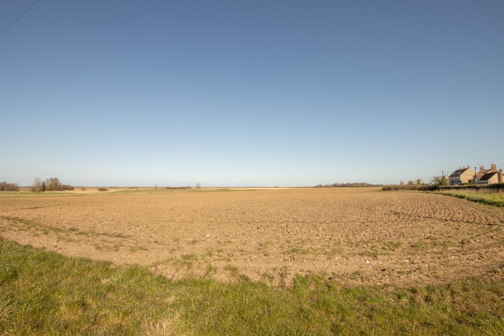 Property photo 2 of 9 4595973