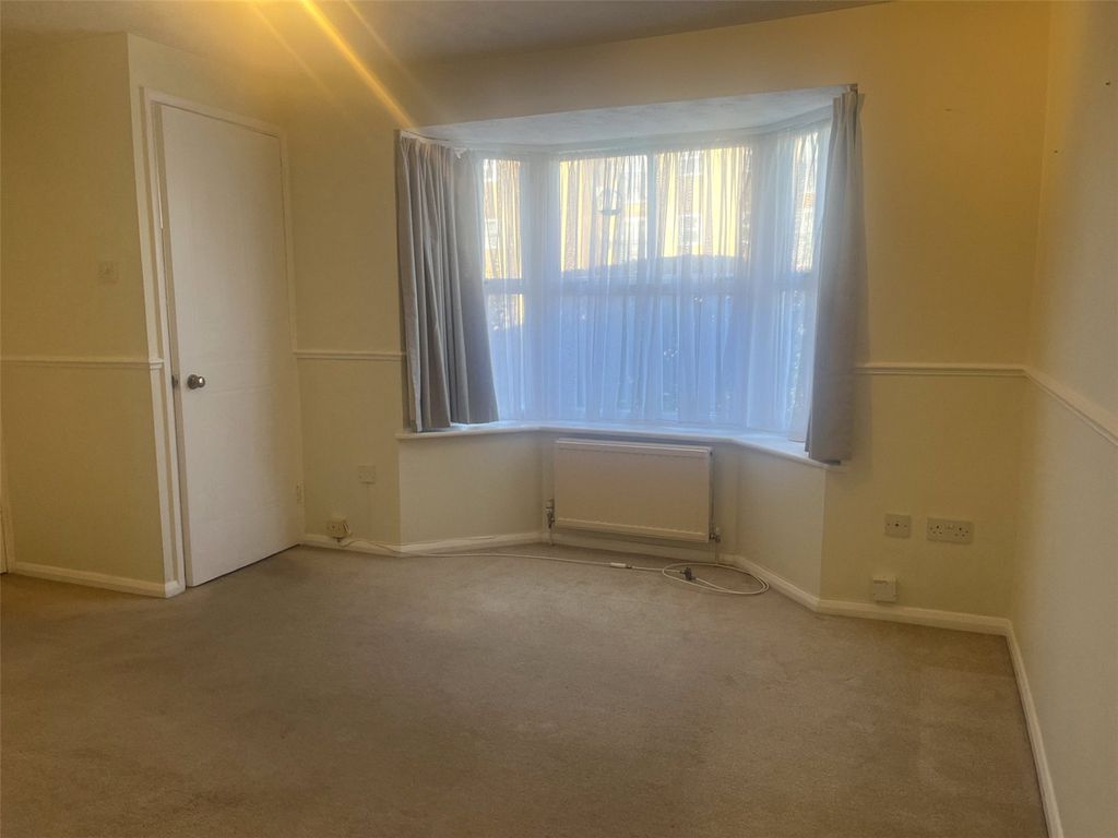 Property photo 3 of 8 Lounge