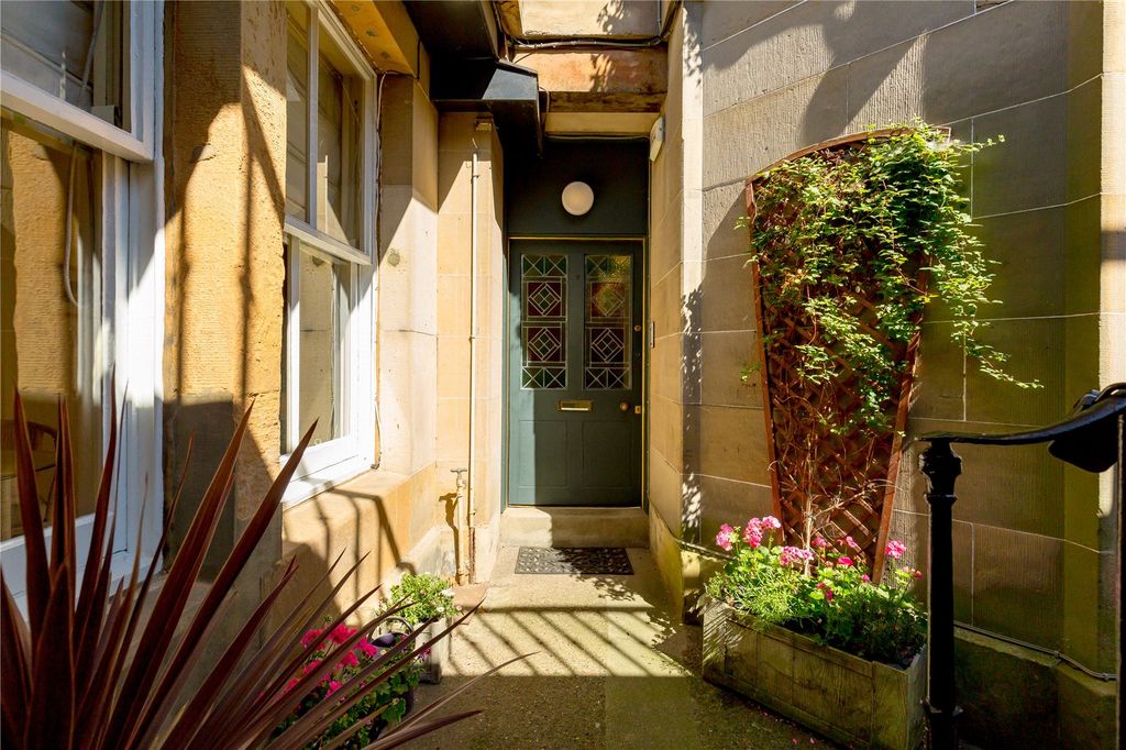 Property photo 3 of 17 Entrance