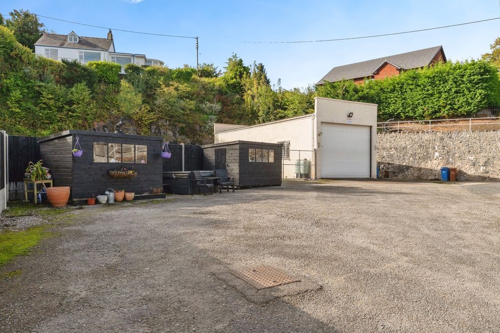 Property photo 2 of 17 Photo