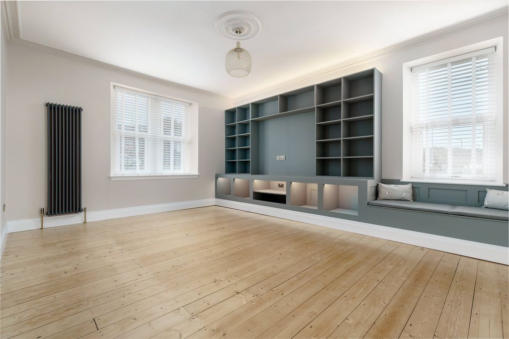 Property photo 3 of 31 Sitting Room