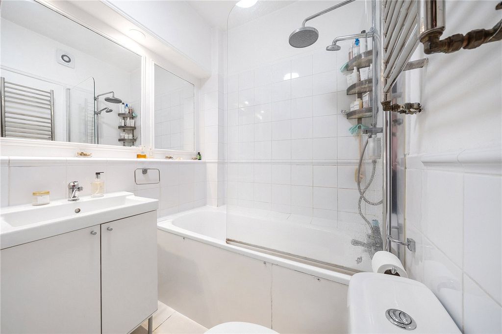 Property photo 2 of 7 Bathroom