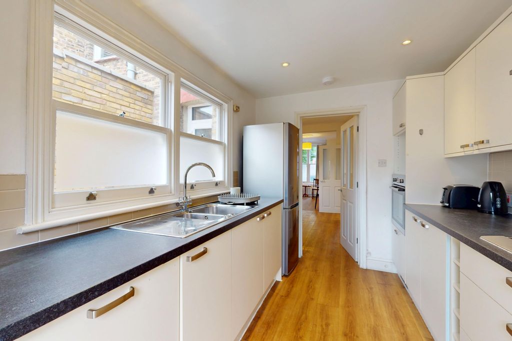 Property photo 3 of 10 Kitchen