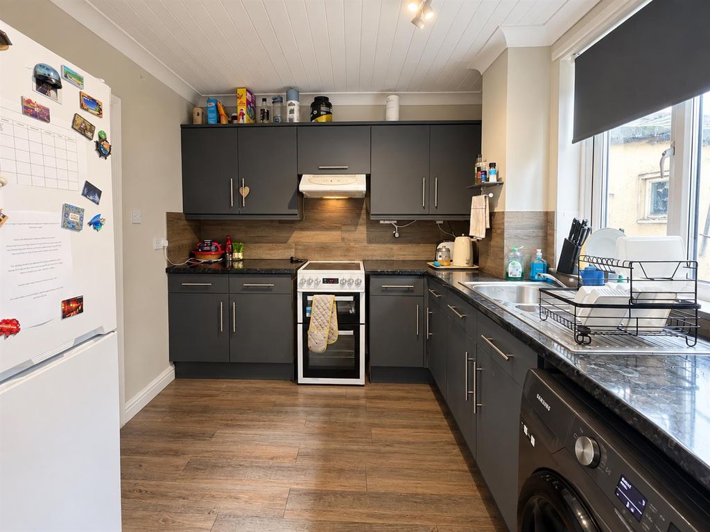 Property photo 2 of 11 Kitchen