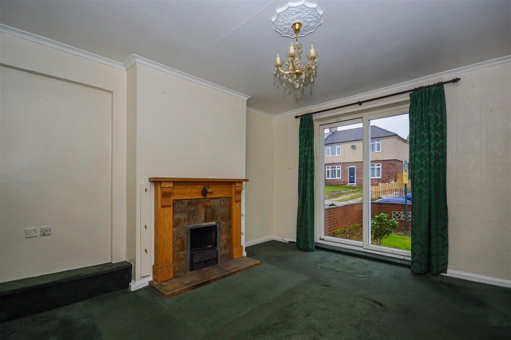 Property photo 3 of 10 Living Room