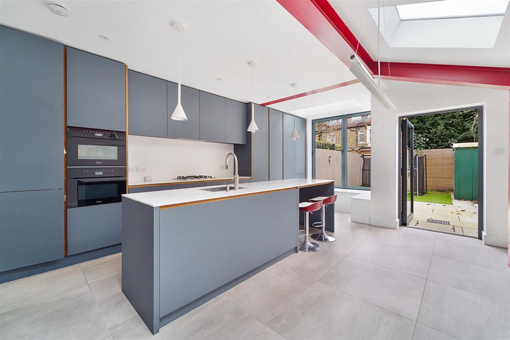Property photo 2 of 12 Kirkley Road,