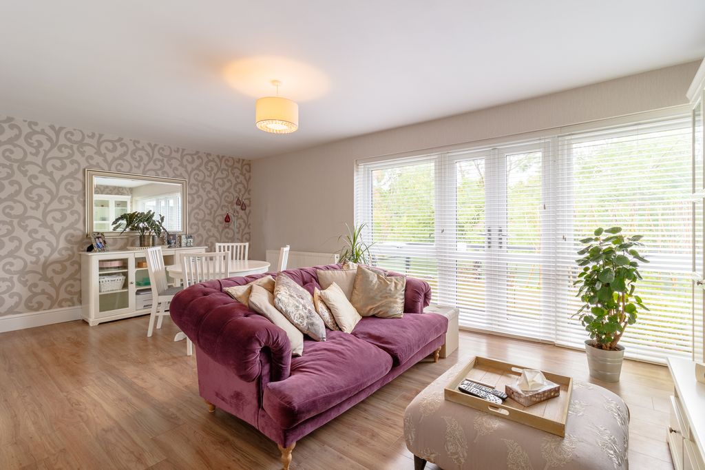 Property photo 1 of 8 15 West End Living R