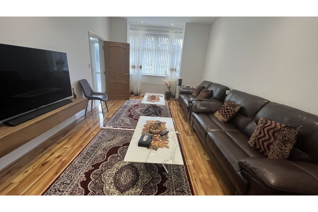 Property photo 2 of 29 Lounge