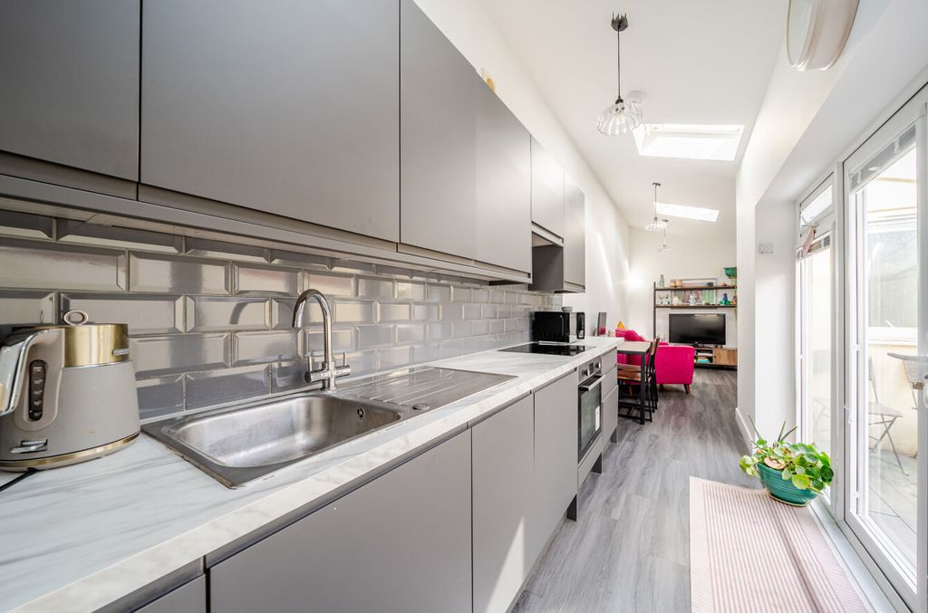 Property photo 2 of 15 1522012-8-6Aaab9d...