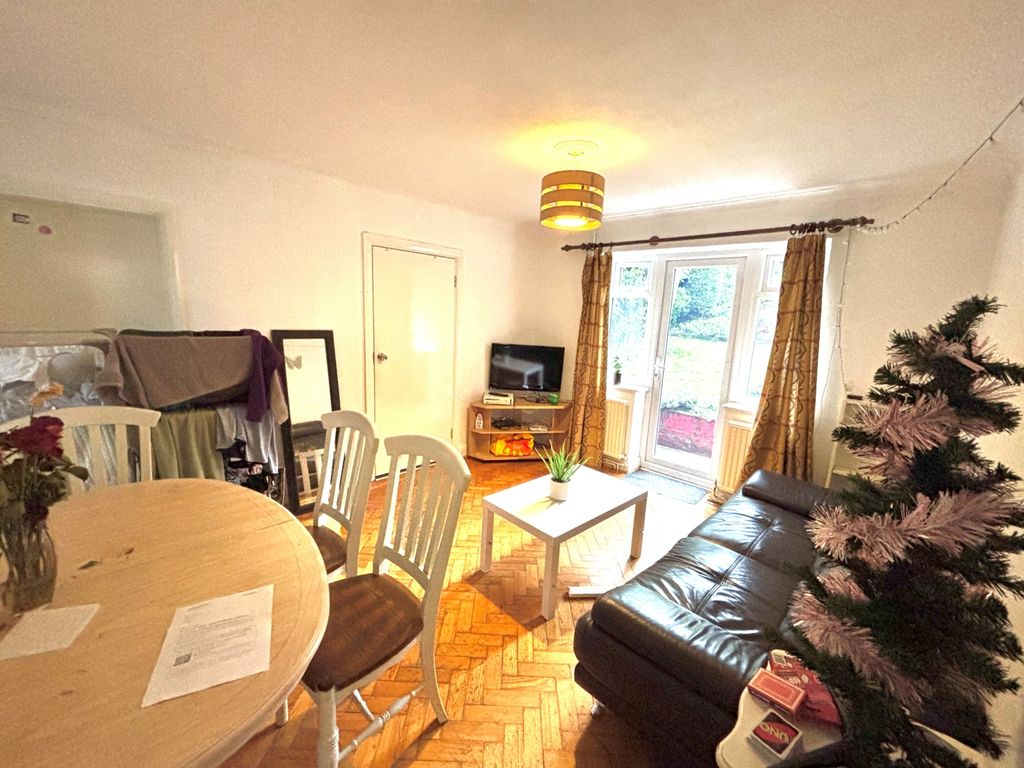 Property photo 2 of 10 Lounge