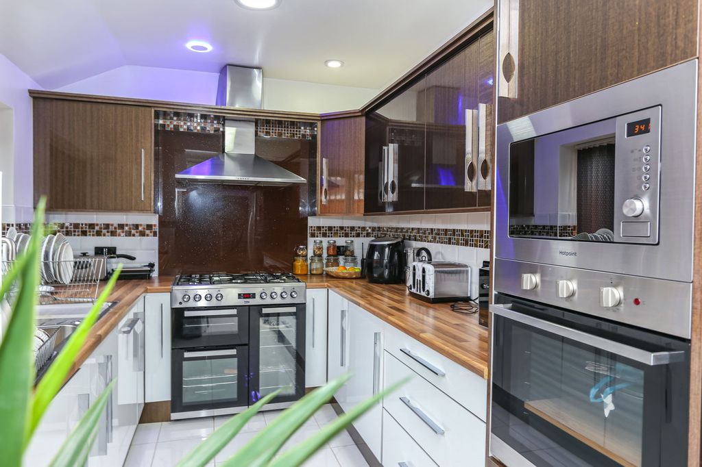 Property photo 2 of 27