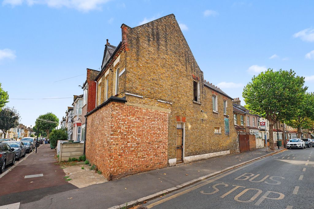 Property photo 2 of 22 187 Charlemont Road, East Ham, London, E6 6Ag