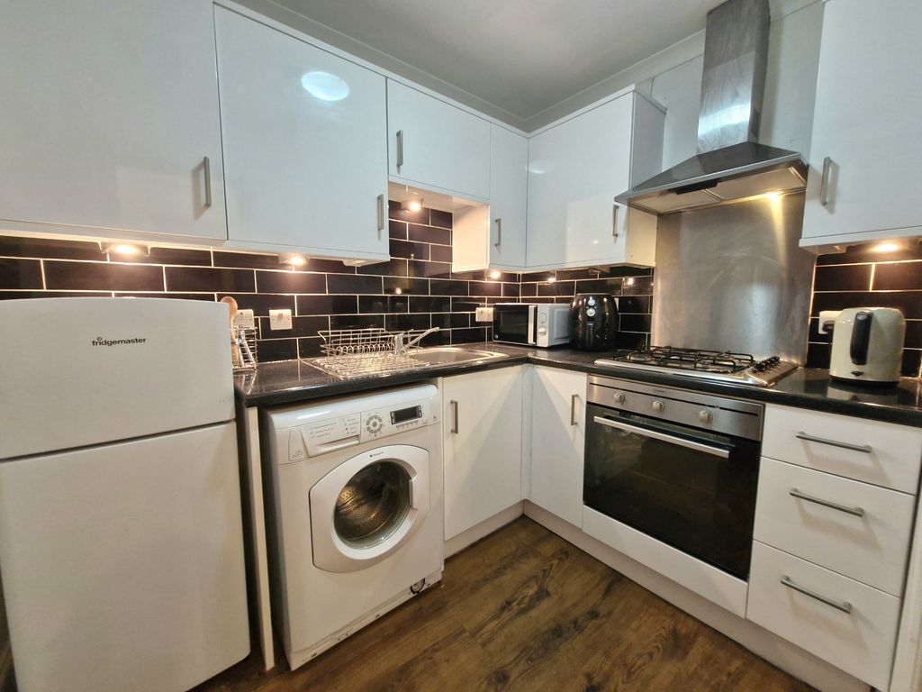 Property photo 3 of 6 Kitchen