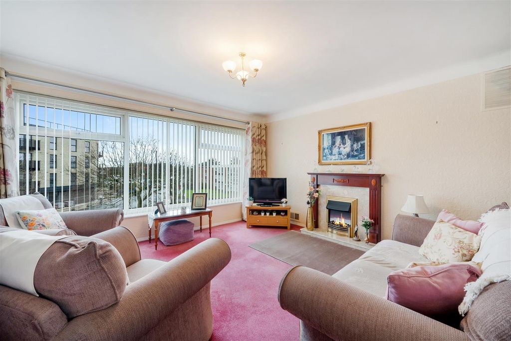 Property photo 2 of 15 Lounge