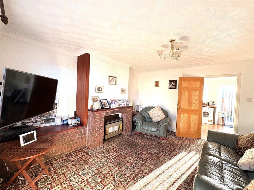 Property photo 3 of 17 Lounge.Jpg