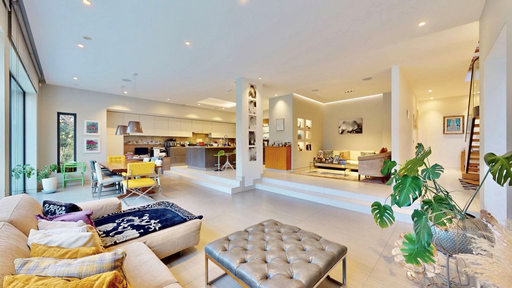 Property photo 3 of 60