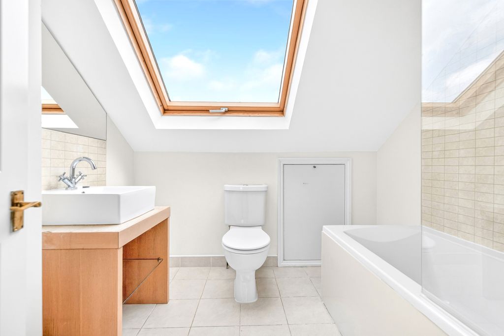 Property photo 2 of 19 Bathroom 2