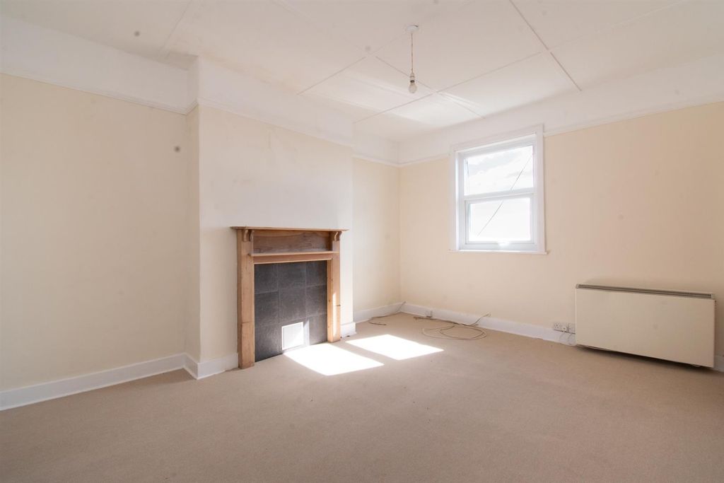 Property photo 3 of 16 Living Space