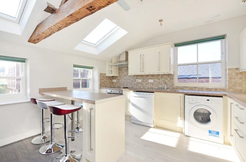 Property photo 1 of 15 Bright And Modern Kitchen Featuring A Breakfast Ba...