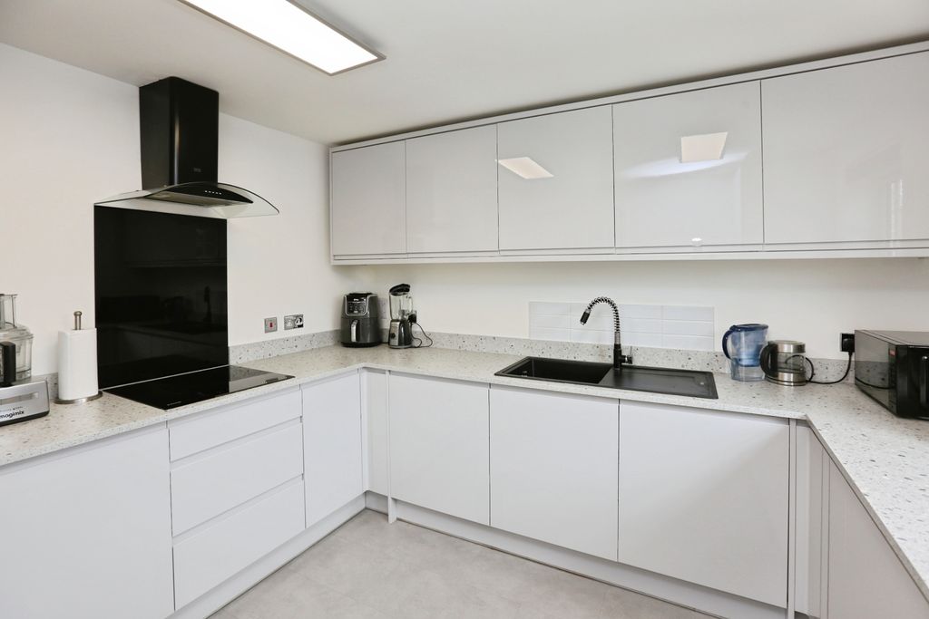 Property photo 3 of 18 Apartment Kitchen
