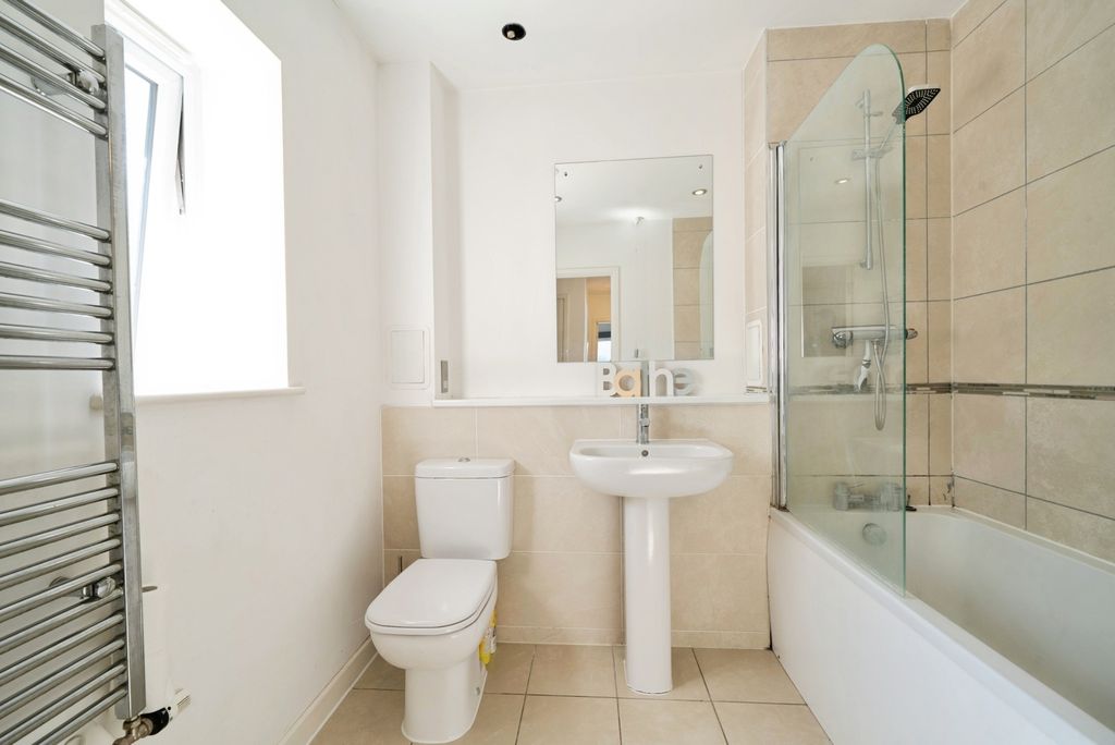 2 bed flat for saleStrawberry Fields, Addlestone, Surrey KT15 photo 4