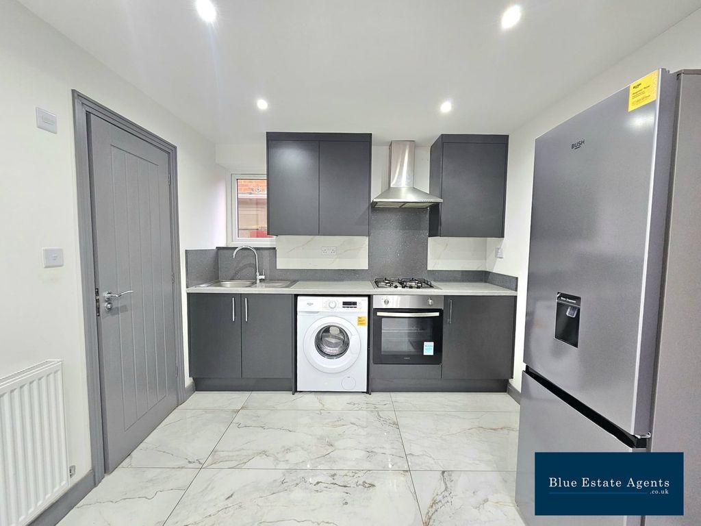 Property photo 1 of 7 Kitchen