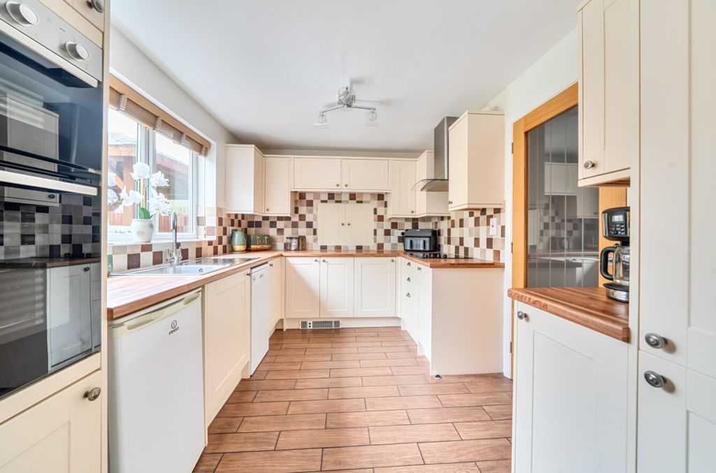 Property photo 3 of 28 1388644-17-6965141721Eb6