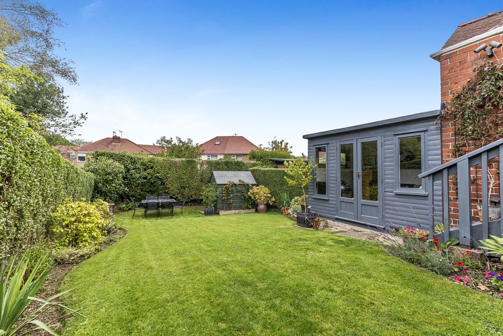 Property photo 2 of 25 Garden With Summer House