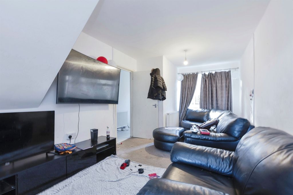 Property photo 2 of 32