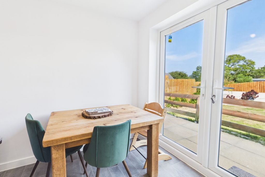 Property photo 3 of 11 Dining Area