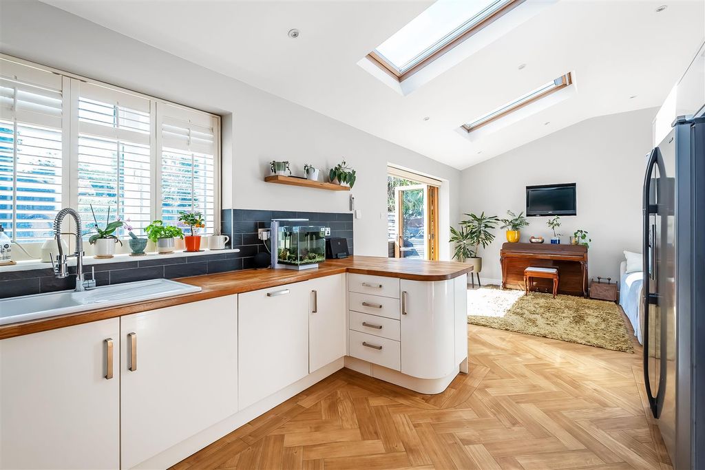 Property photo 3 of 23 127-Cobham-Road-25.Jpg