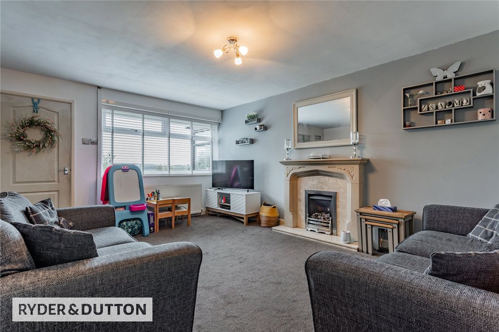 Property photo 3 of 22 Lounge