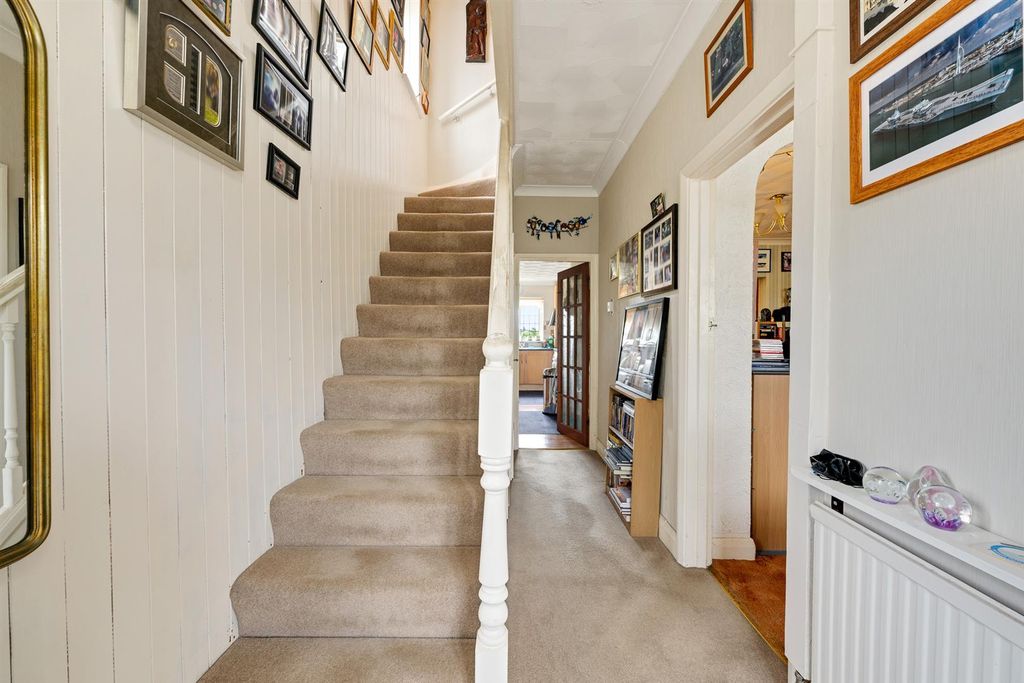Property photo 2 of 17 Entrance Hall